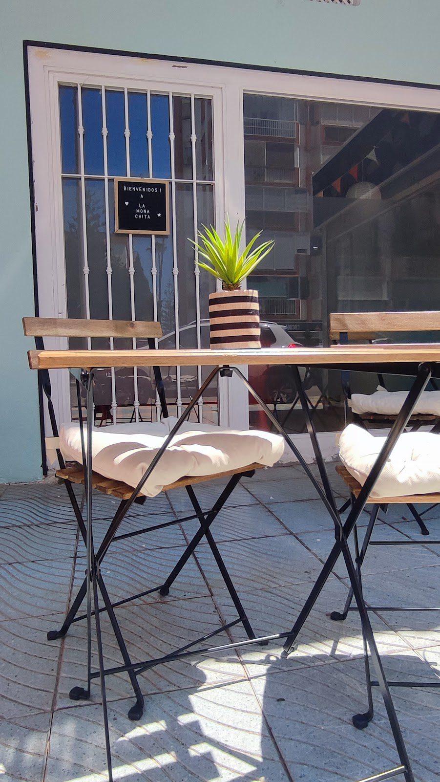 La mona chita cafe